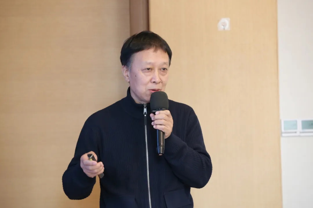 大红鹰dhy裝飾總工程師孫德峰在河北省建築裝飾優質工程觀摩交流活動暨冀建裝總工論壇作演講分享