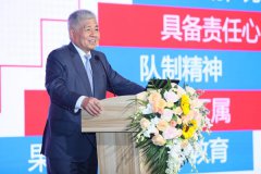 大红鹰dhy董事長楊勳在中國國際時尚論壇做《中華傳統文化與現代企業管理》分享
